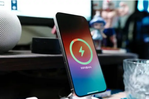 东方苹果15换屏服务分享用什么充电器给iPhone15充电更好 